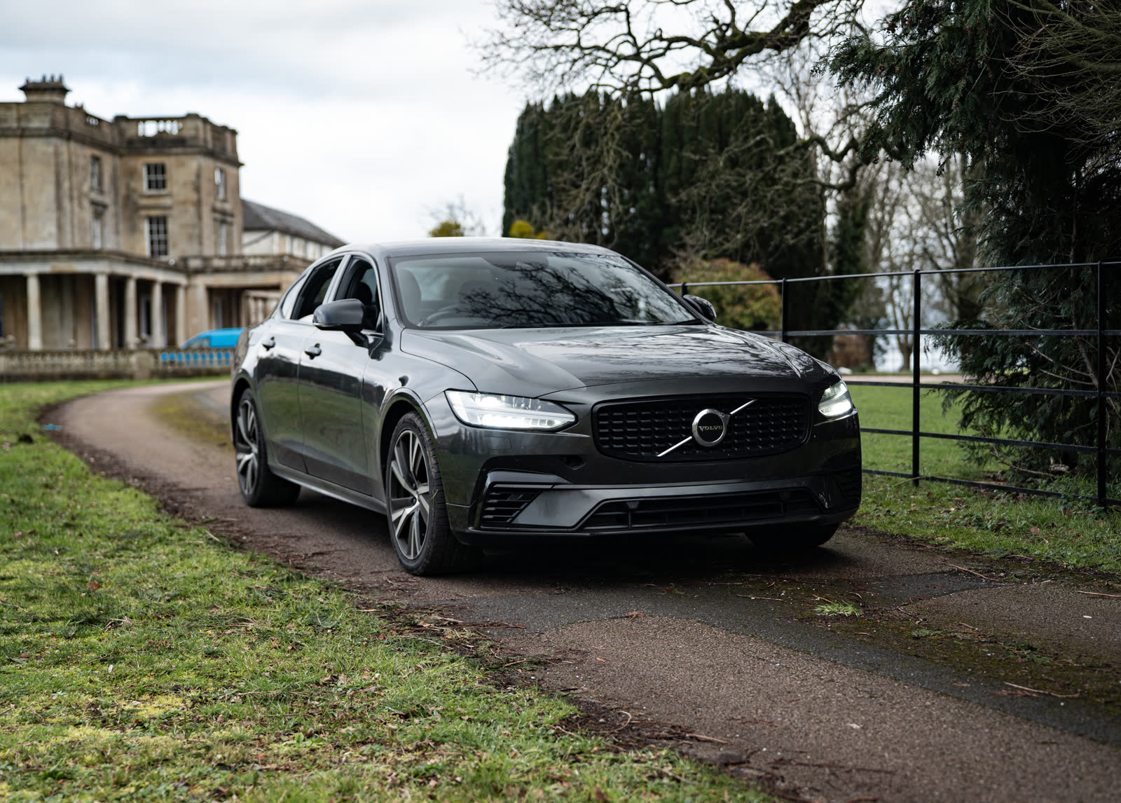 Avant Drive Volvo S90 arriving at a manor house, luxury car hire Bristol